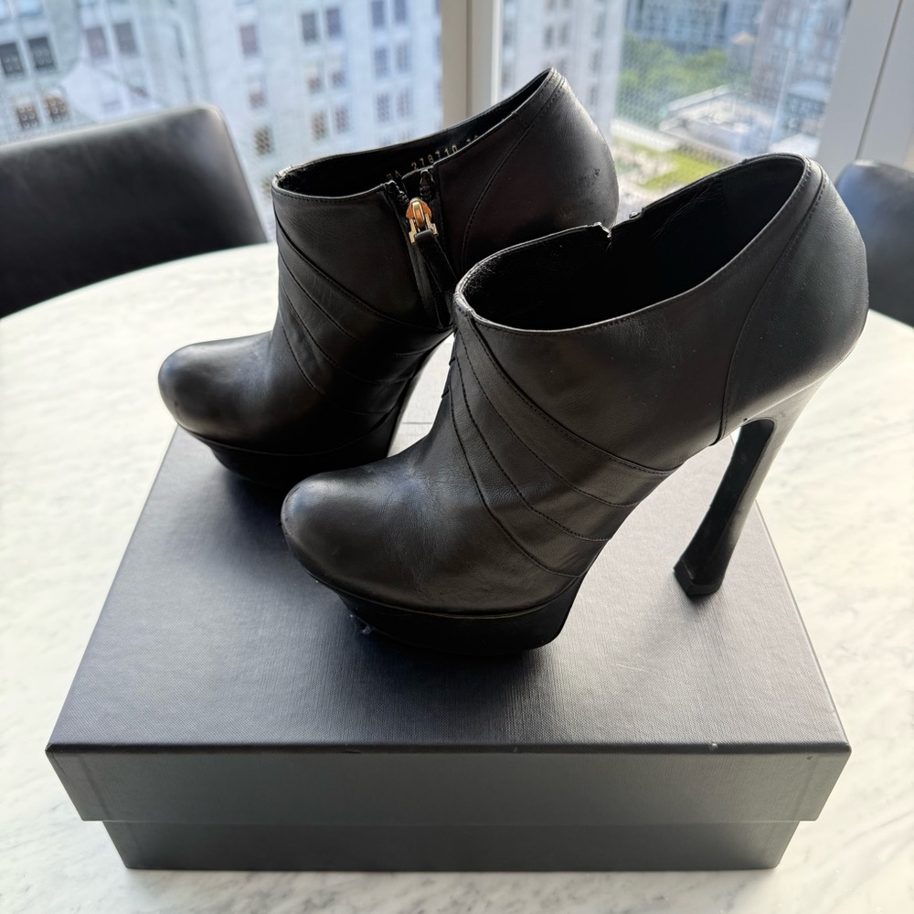 YSL Yves Saint Laurent PALAIS 105 Leather
Platform Ankle Booties